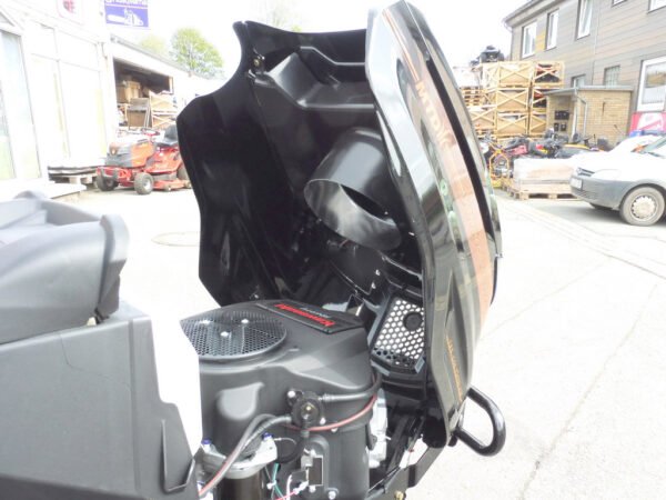 Black Edition 285/106 TWIN KH TRAC Rasentraktor mit Tielbürger Kehrmaschine TK 520 – Bild 8