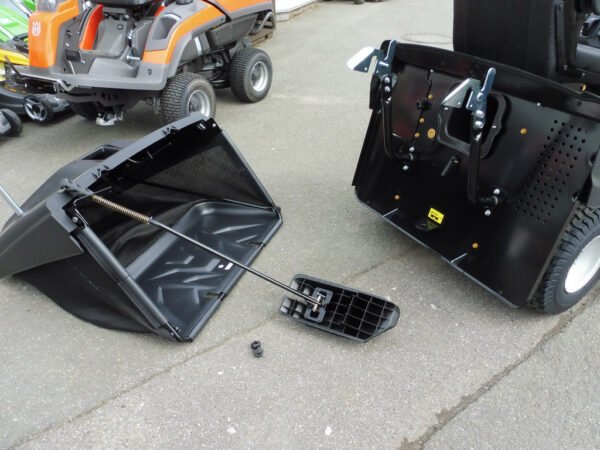 Black Edition 285/106 TWIN KH TRAC Rasentraktor mit Tielbürger Kehrmaschine TK 520 – Bild 12