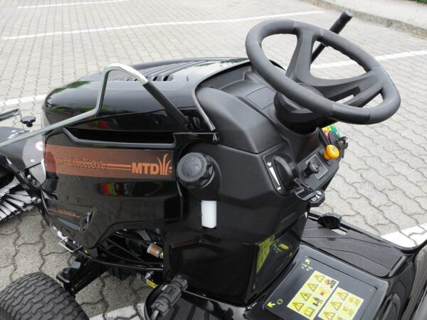 Black Edition 285/106 TWIN KH TRAC Rasentraktor mit Tielbürger Kehrmaschine TK 520 – Bild 15